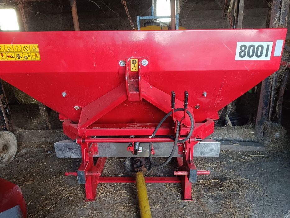 Siewnik do nawozów 800l . Hydraulicznie zasuwany.