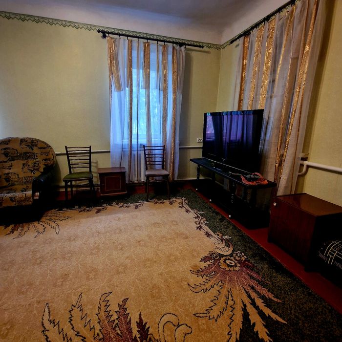 Горенка.  Будинок з великою ділянкою.