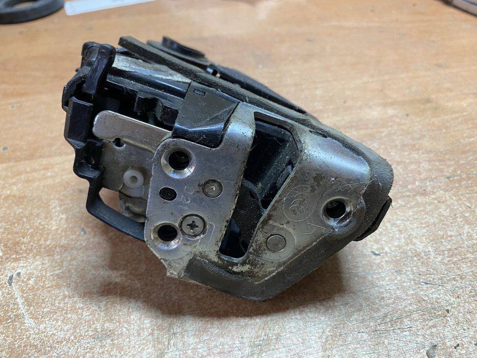 Toyota Avensis T27, Camry 40 задній правий дверний замок для Тойота.