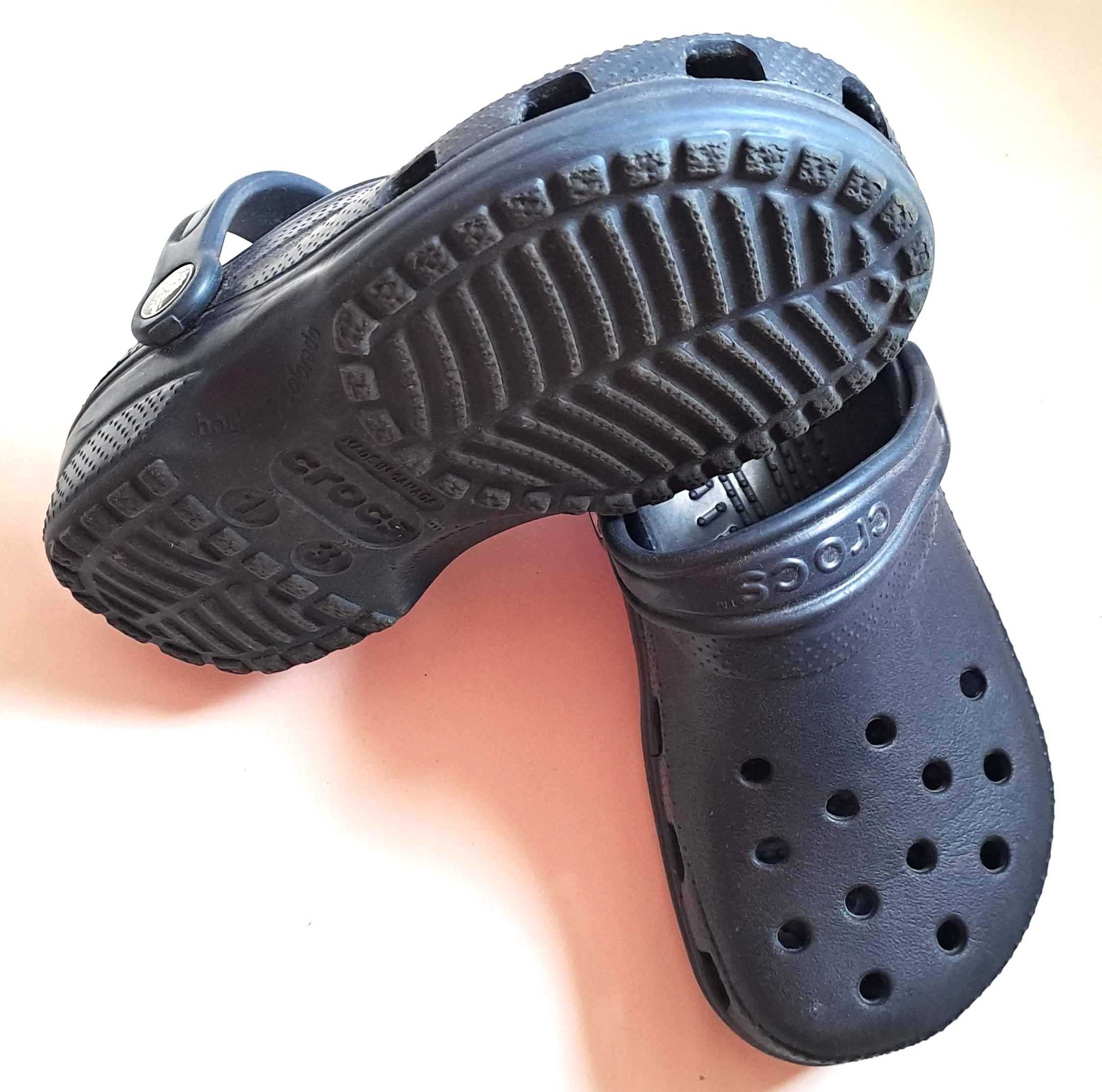 Crocs azuis escuros