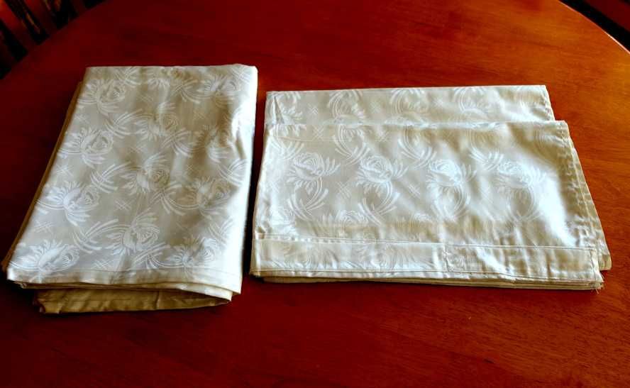 Antyk. Adamaszek.Secesyjna pościel  z kufra.