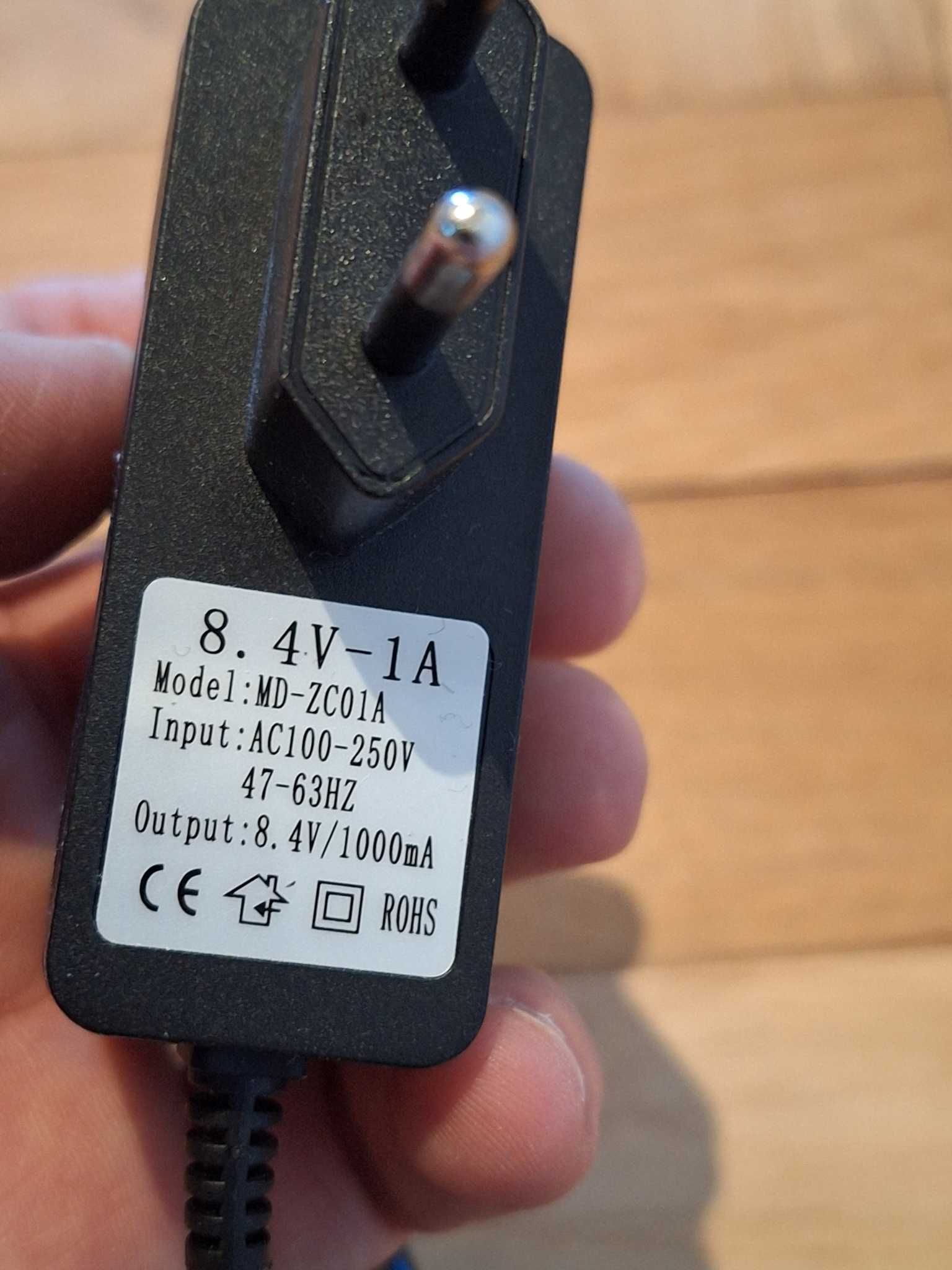 Zasilacz sieciowy MD-ZC01A  - 8,4V, 1A