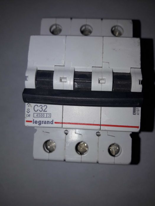 авто-виключатель moeller PL6-C25/1 і Legrand Rx3