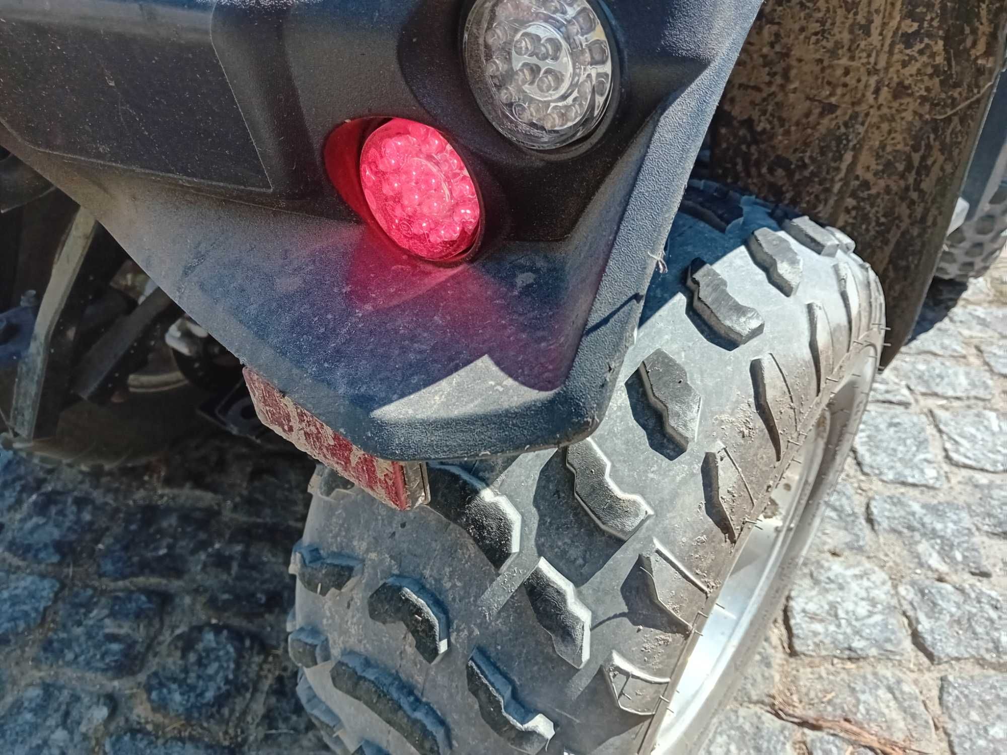 Moto 4 com atrelado
