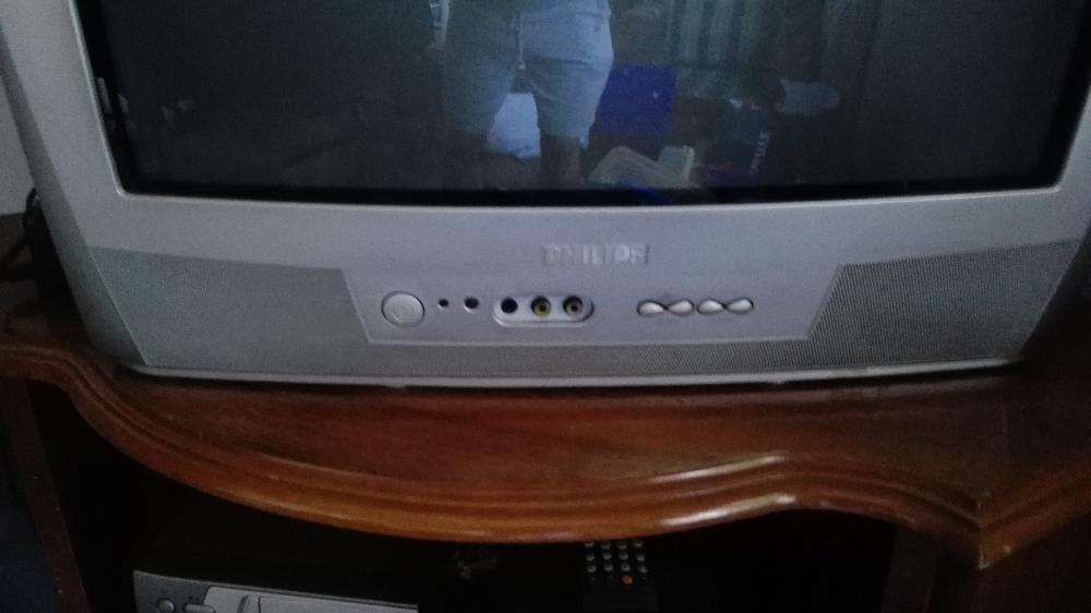 TV Philips cinzenta
