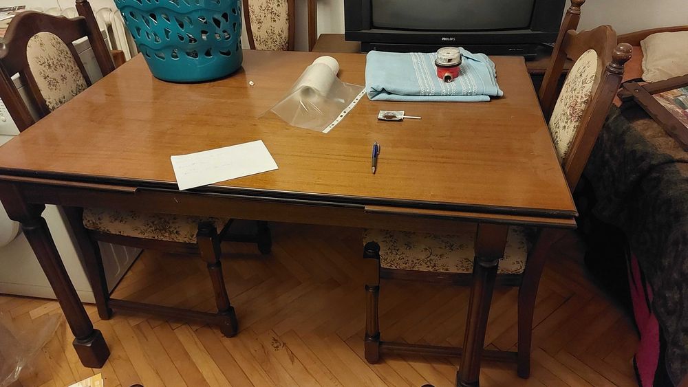 Stół rozkładany plus sześć krzeseł