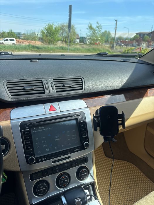 Могнітола для автомобіль Passat b6 в шатне місце