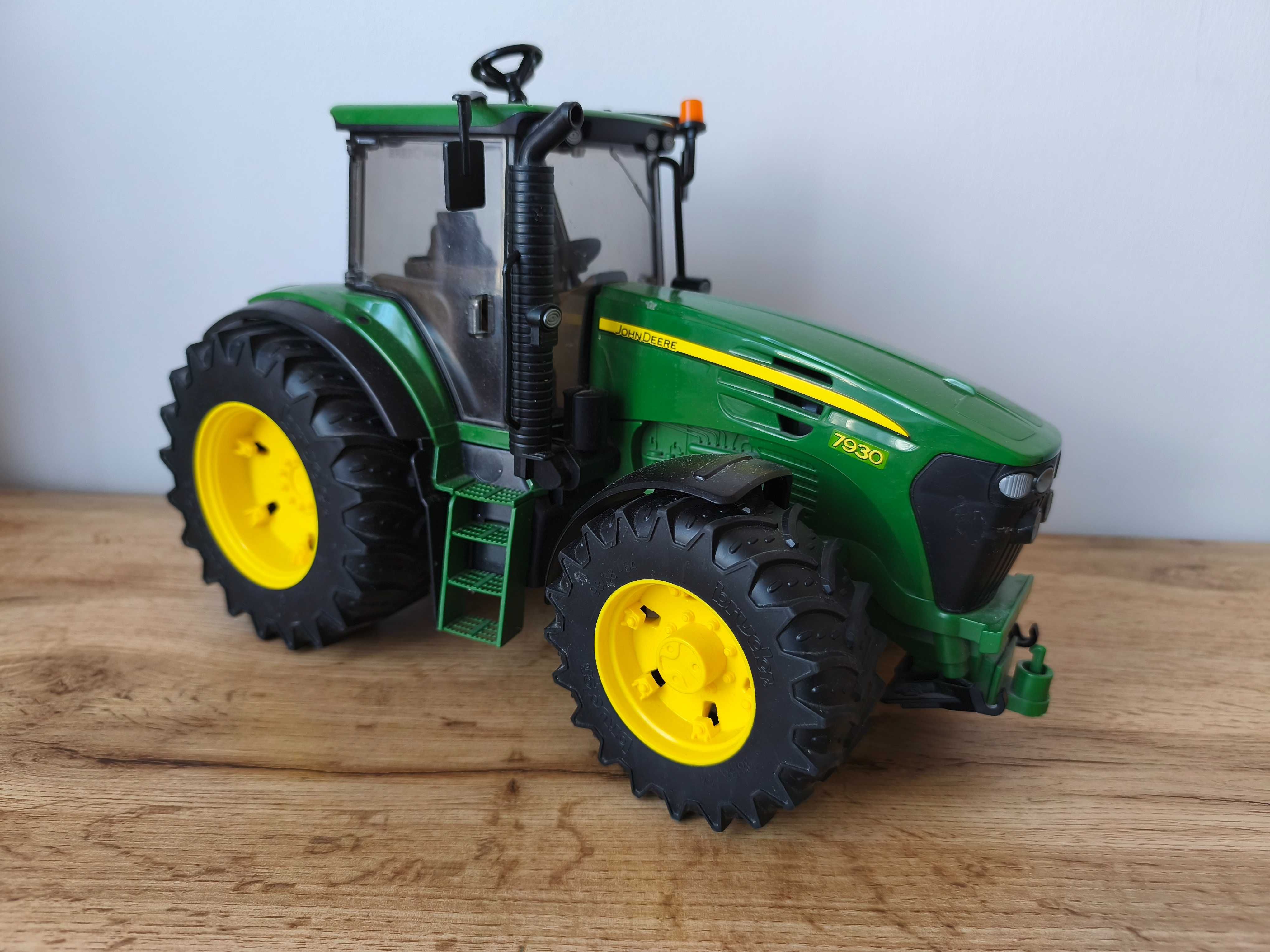 Traktor,ciągnik John Deere z kierownicą