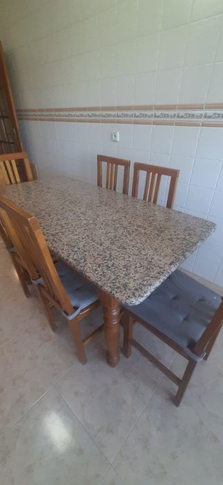 Mesa com tampo em granito róseo