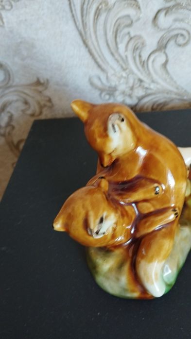 Статуэтка играющие лисички