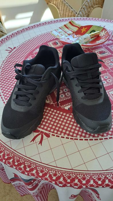 Vendo 3 pares de sapatilhas ler descrição.