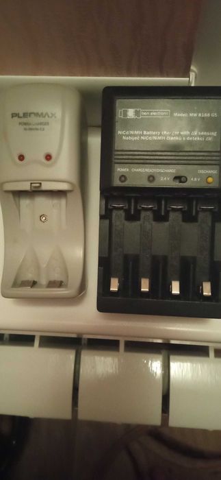 Дві зарядки на акумолятори АА і ААА