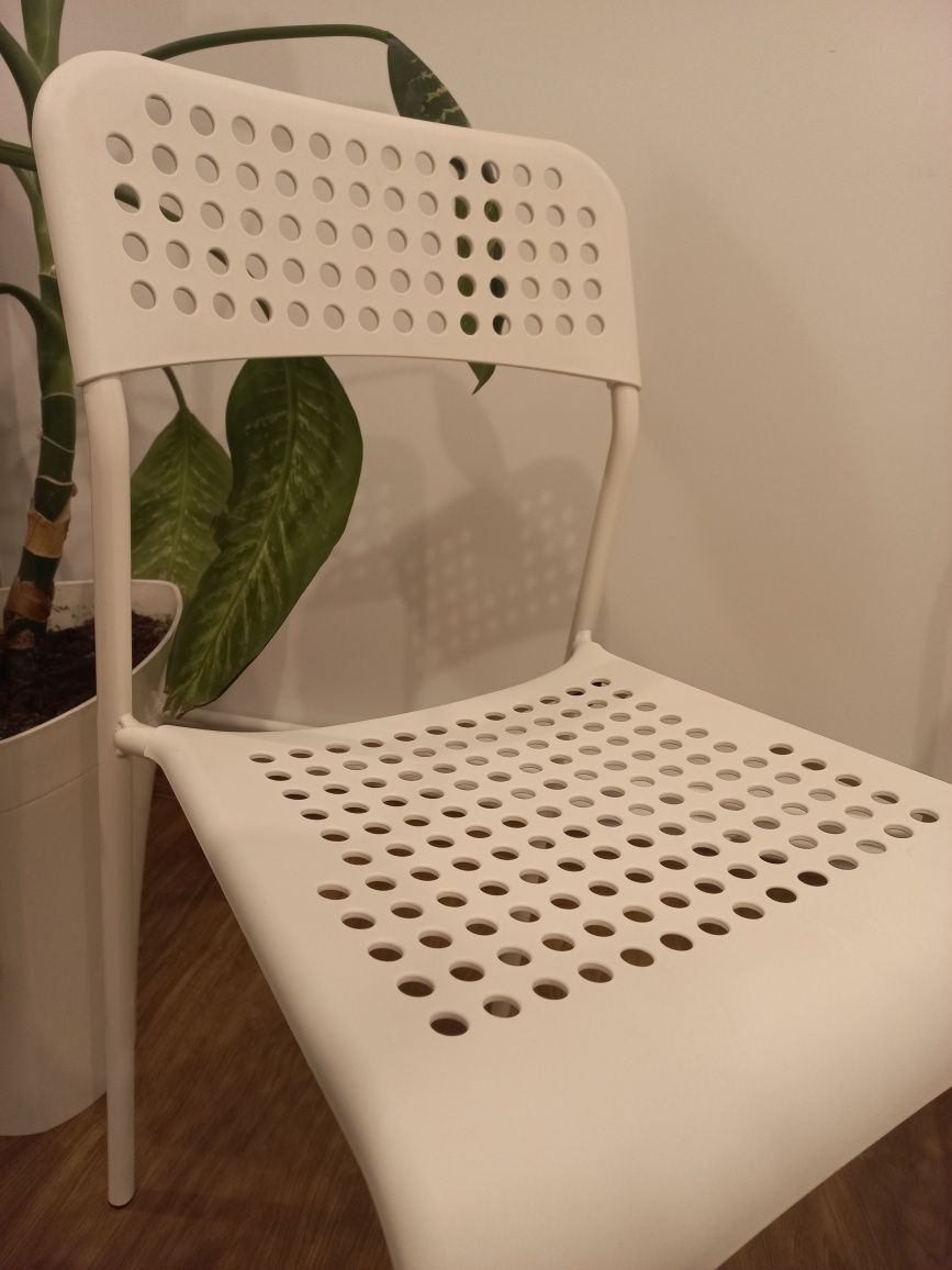 Krzesła białe nowoczesne