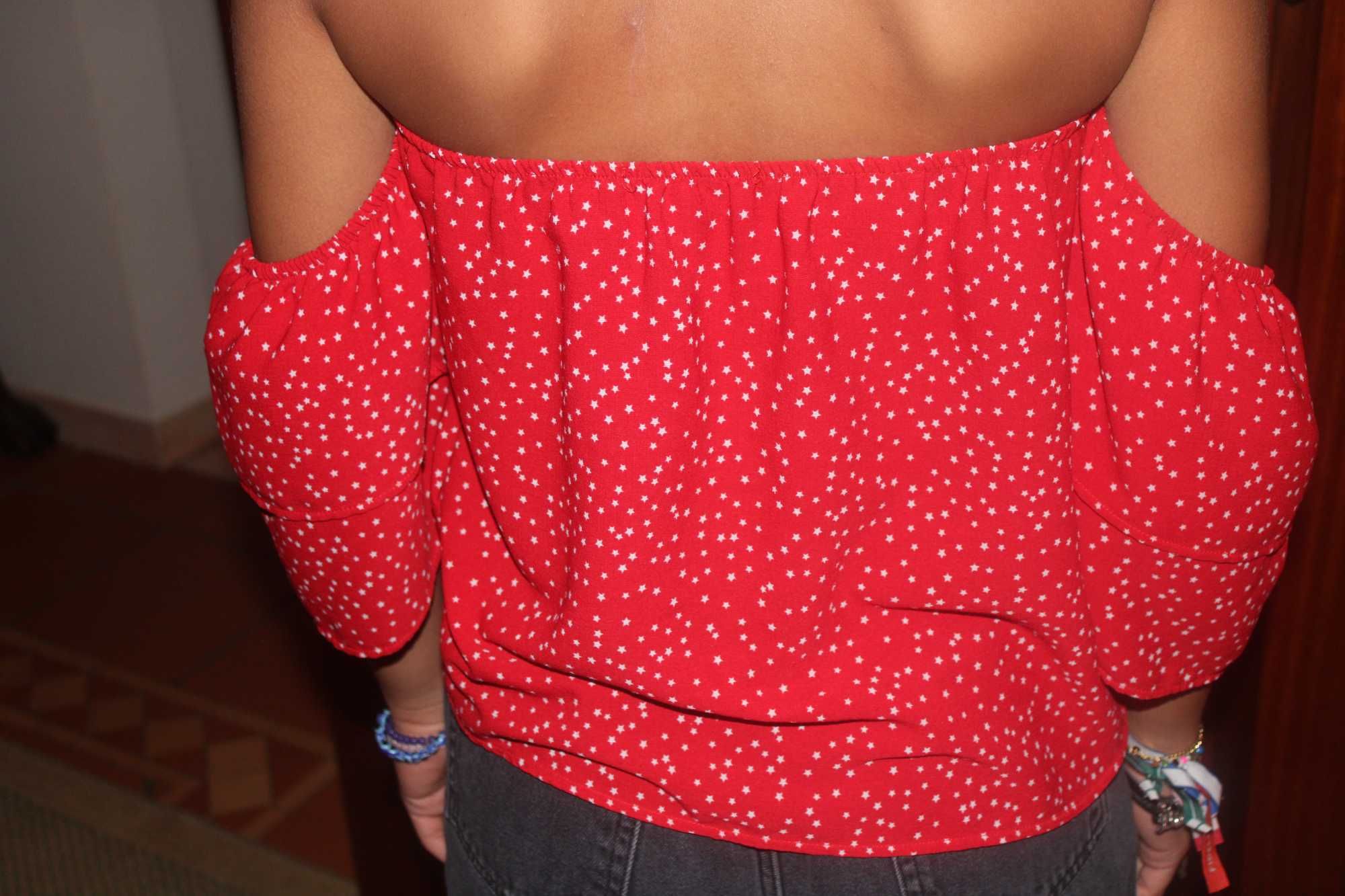 Blusa vermelha com estrelas de menina