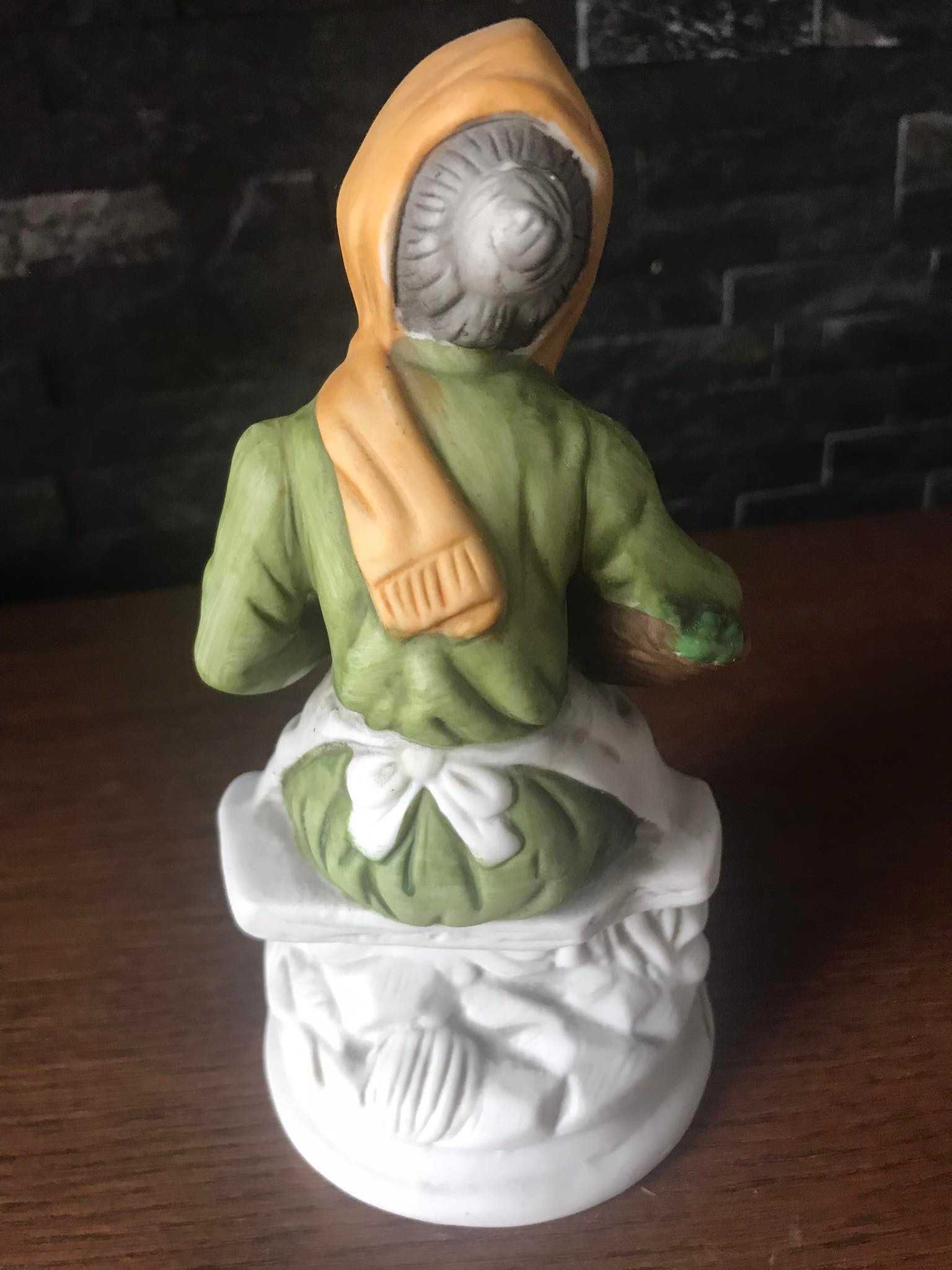 Babcia babka staruszka porcelanowa figurka