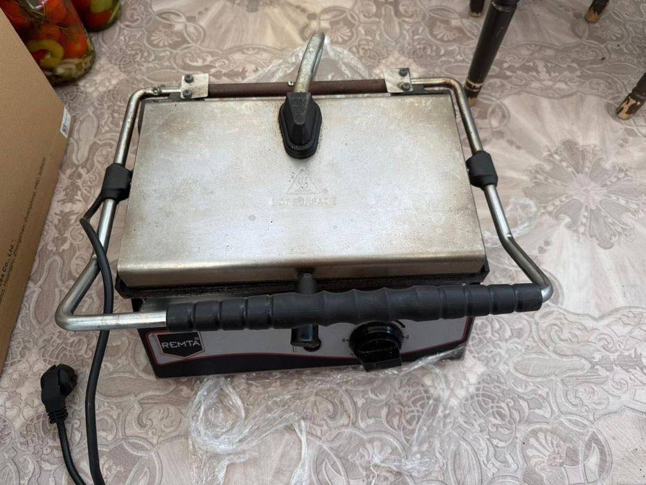 Продам гриль, вертель, фритурницу. 10000 тысяч за все цена договорная