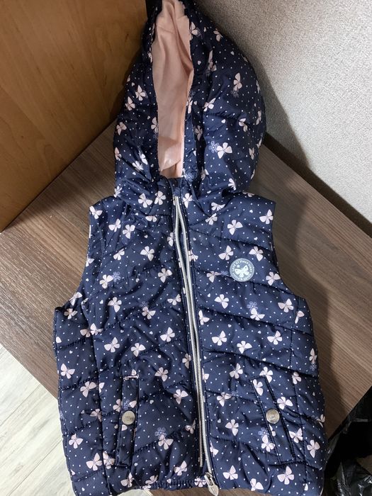 Продам жилетку на девочку