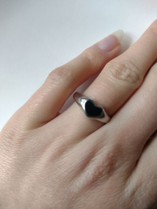 Pierścionek z czarnym serduszkiem