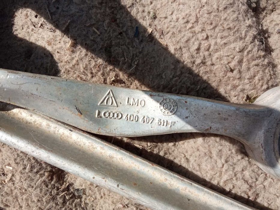 Кулак поворотний цапфа Audi A6 C5 Volkswagen Passat B5 8D0407257AD