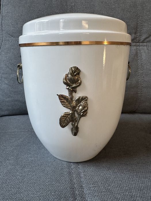 Piękna, biała urna z różą