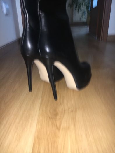 61/ OKAZJA Nowe Kozaki czarne damskie rozmiar 41 z mini platformą 15cm
