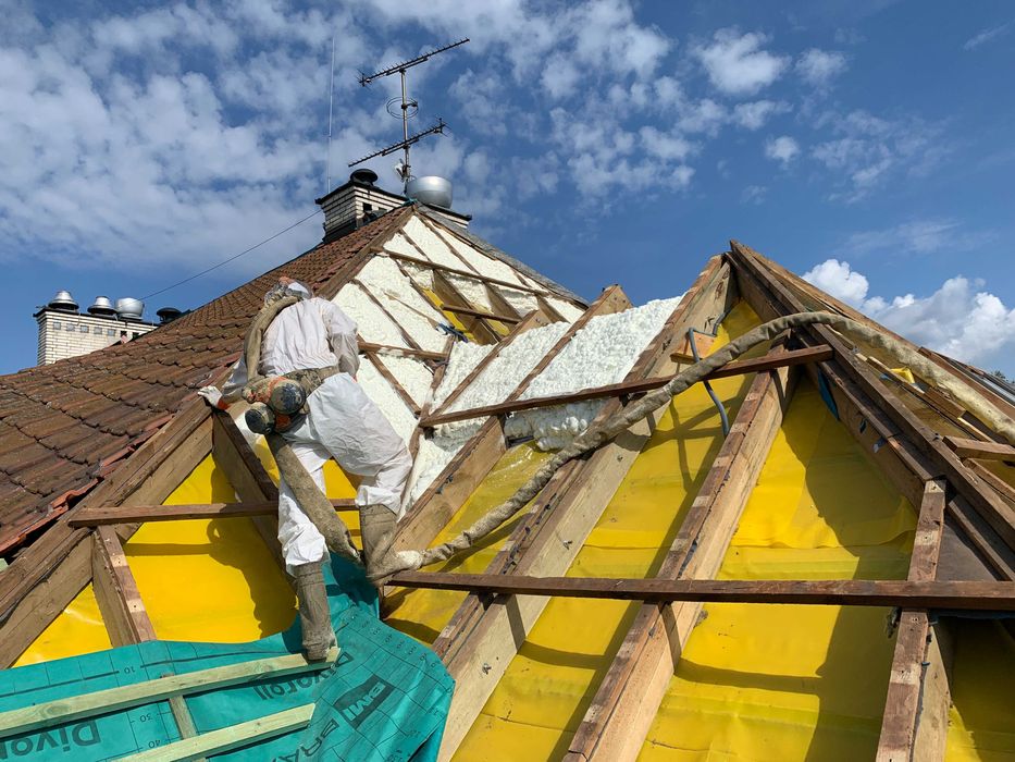 Ocieplenia Pianą PUR Izolacje natryskowe Ocieplenie poddasza garażu
