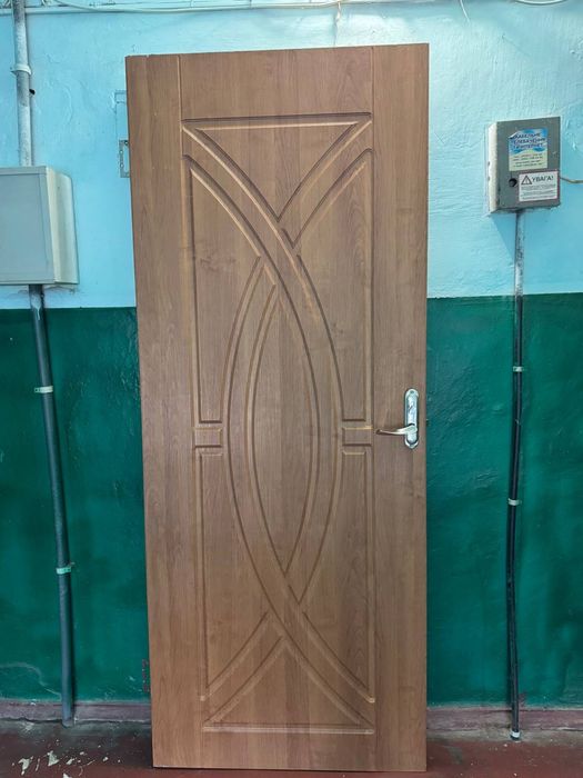 Продаж  деревʼяних дверей