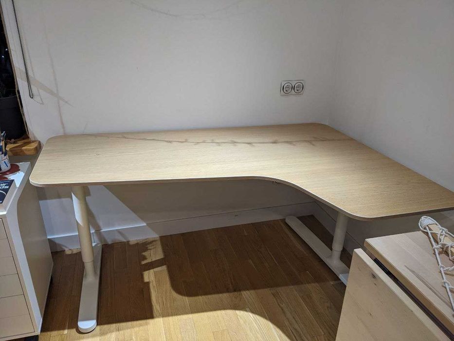 Кутовий стіл IKEA BEKANT 160-110 з регулюванням висоти