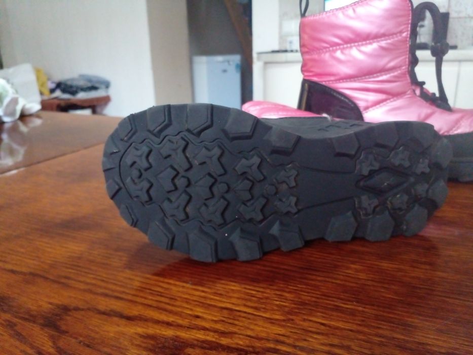 Сапожки на дівчинку рожеві 32розмір ..ідеальні