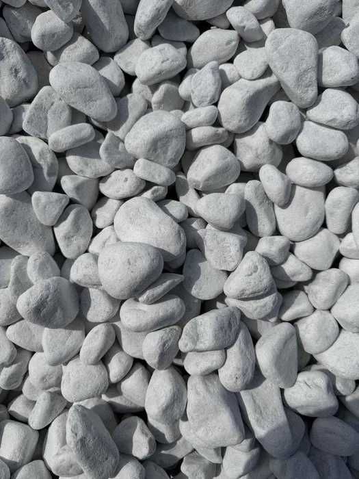 Kamień otoczak biały Bianco Carrara 25-40 mm, za tone BigBag/Luz