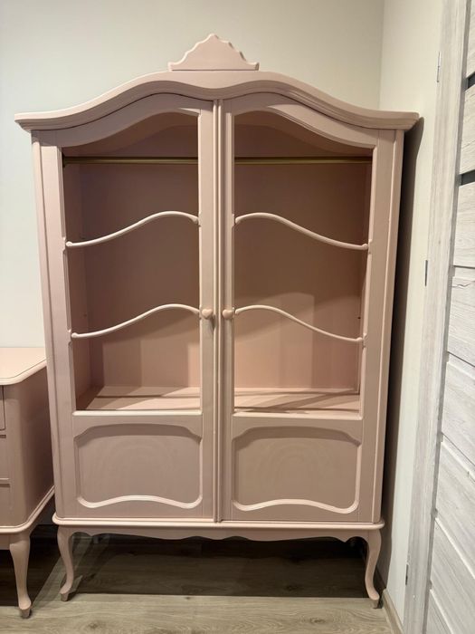 Piękna stylowa witryna / szafa w stylu retro - pastelowy róż