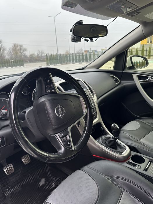 Opel Astra j автомобіль в чудовому стані