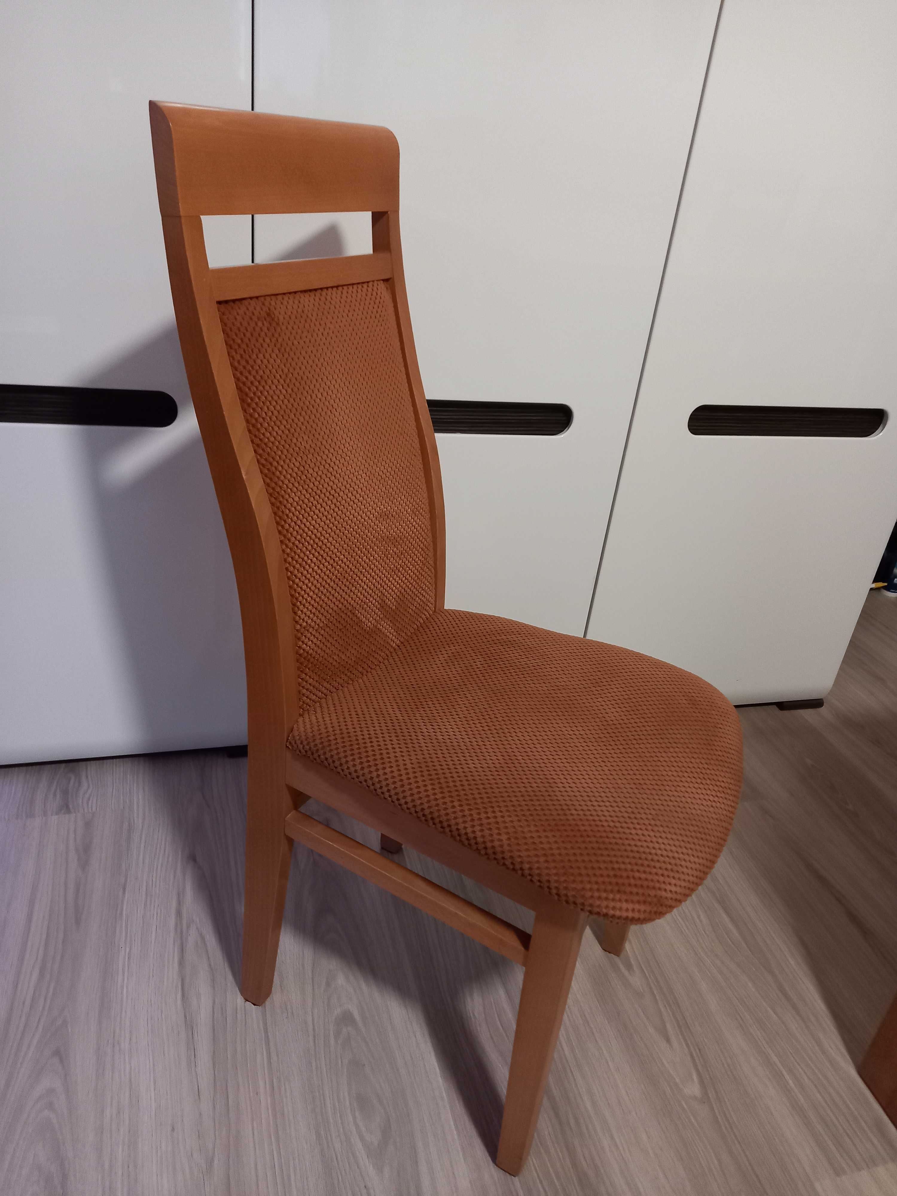 stół drewniany z krzesłami