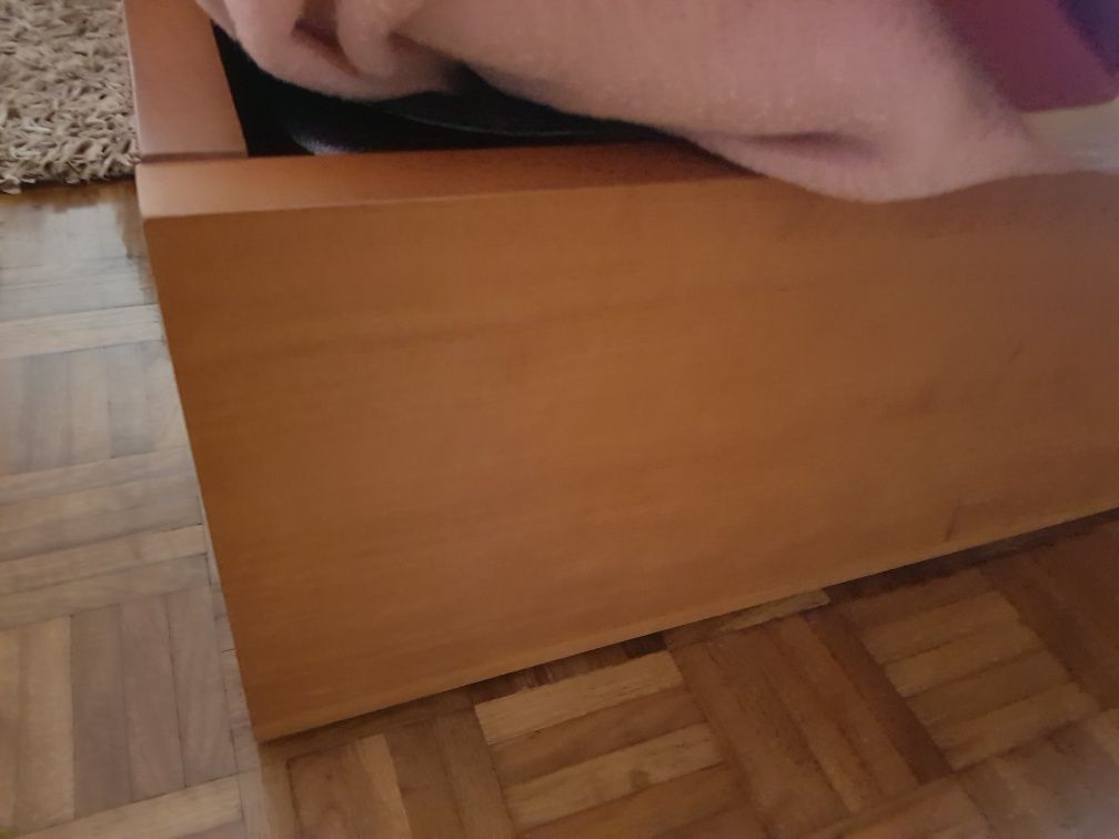Cama de casal ,de cerejeira. Com estrado elevatóriio