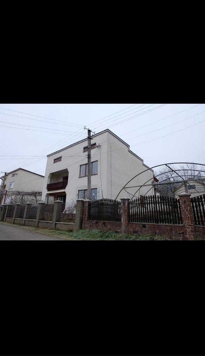 Продається будинок в центрі міста