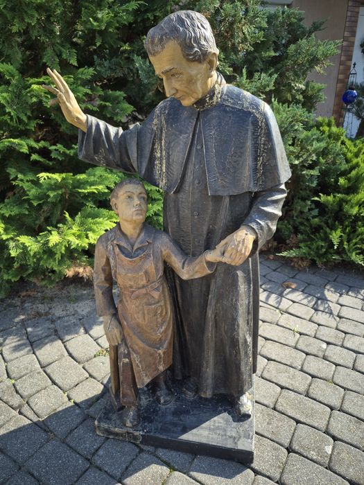 Duża rzeźba św Jana Bosko.