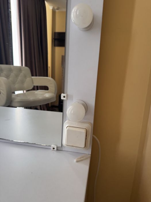 ТЕРМІНОВО! ПРОДАМ Візажний стіл, Трюмо Гримерний столик візажиста