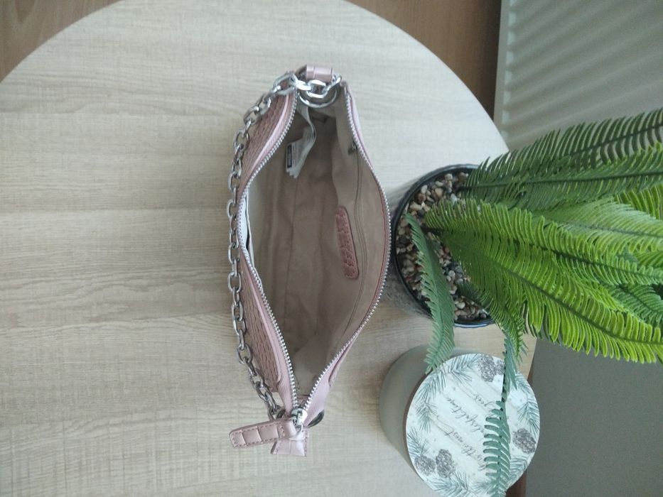 Torebka do ręki w kolorze pudrowego różu.