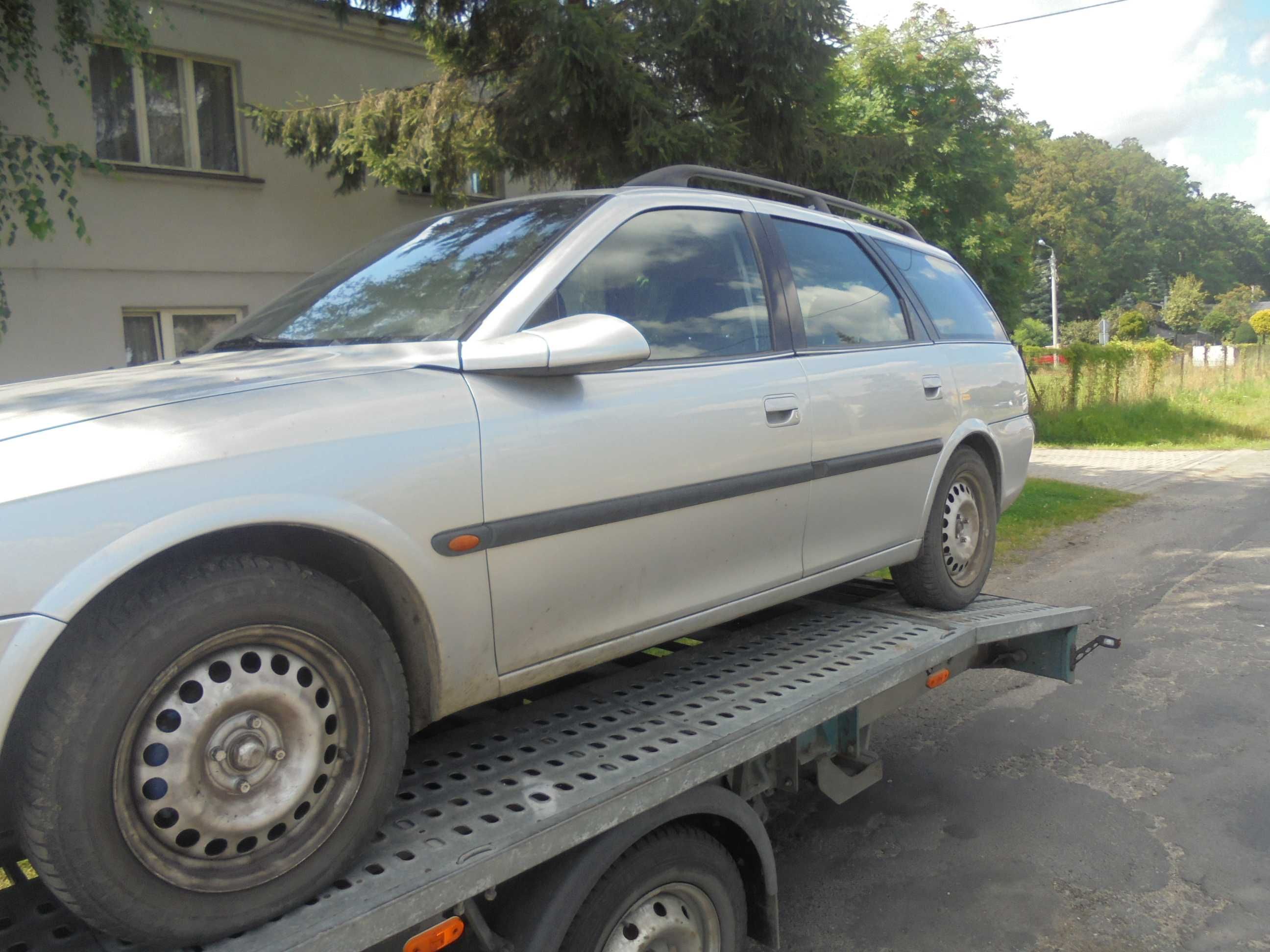 Opel Vectra B kolor srebrny wersja przed lift przedni zderzak kompletn