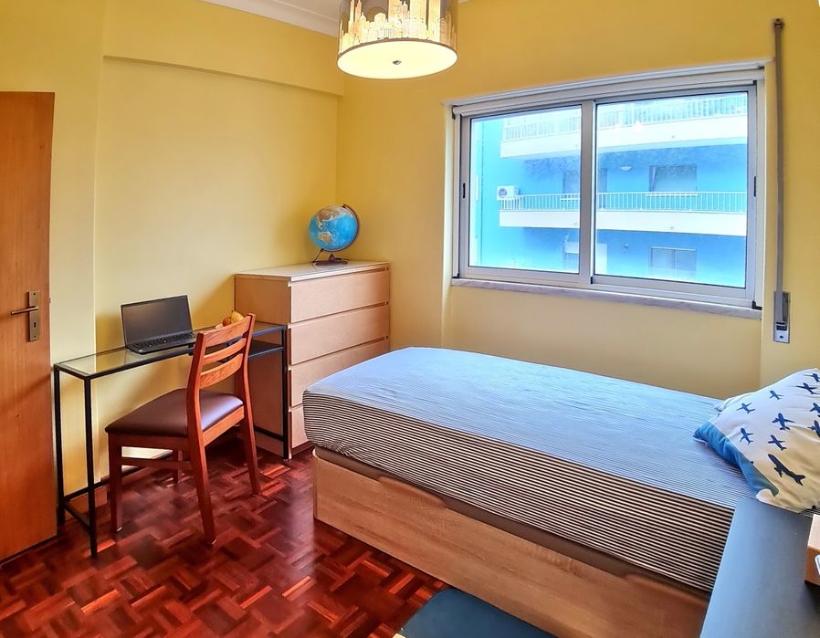 Quarto Almada centro, com WC privativo. Junto ao Metro