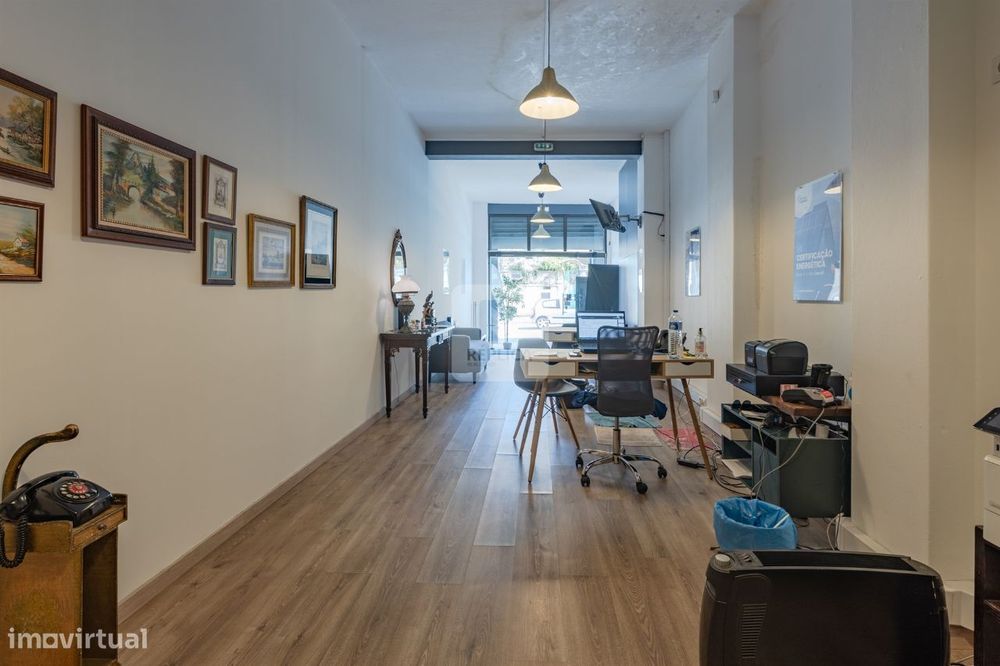 Loja de 670m2 com Garagem no Centro do Porto | Comércio ou Serviços