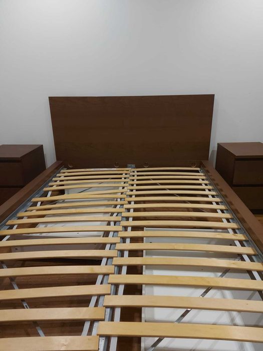 Cama + mesa de cabeceira MALM