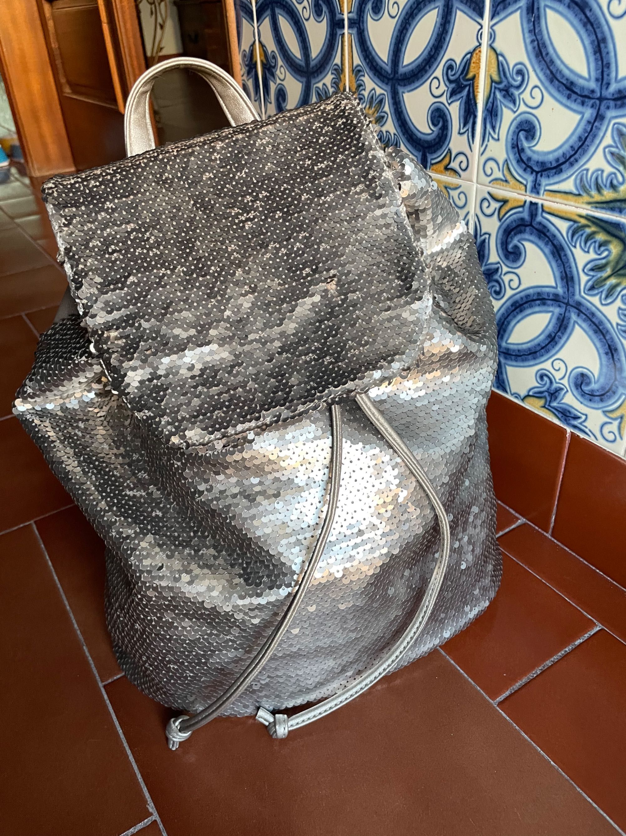 Mochila dourada em lantejoulas em óptimo estado