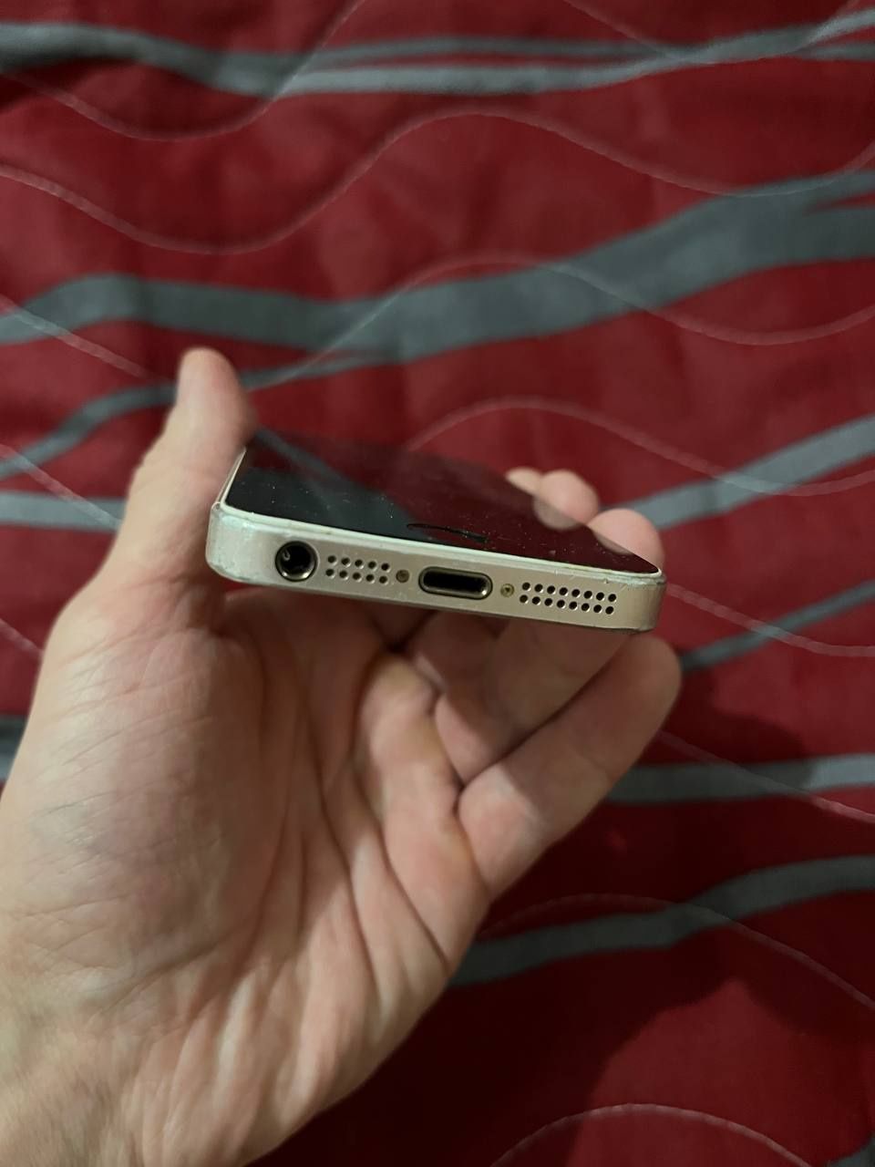 Продам iPhone SE 2016
