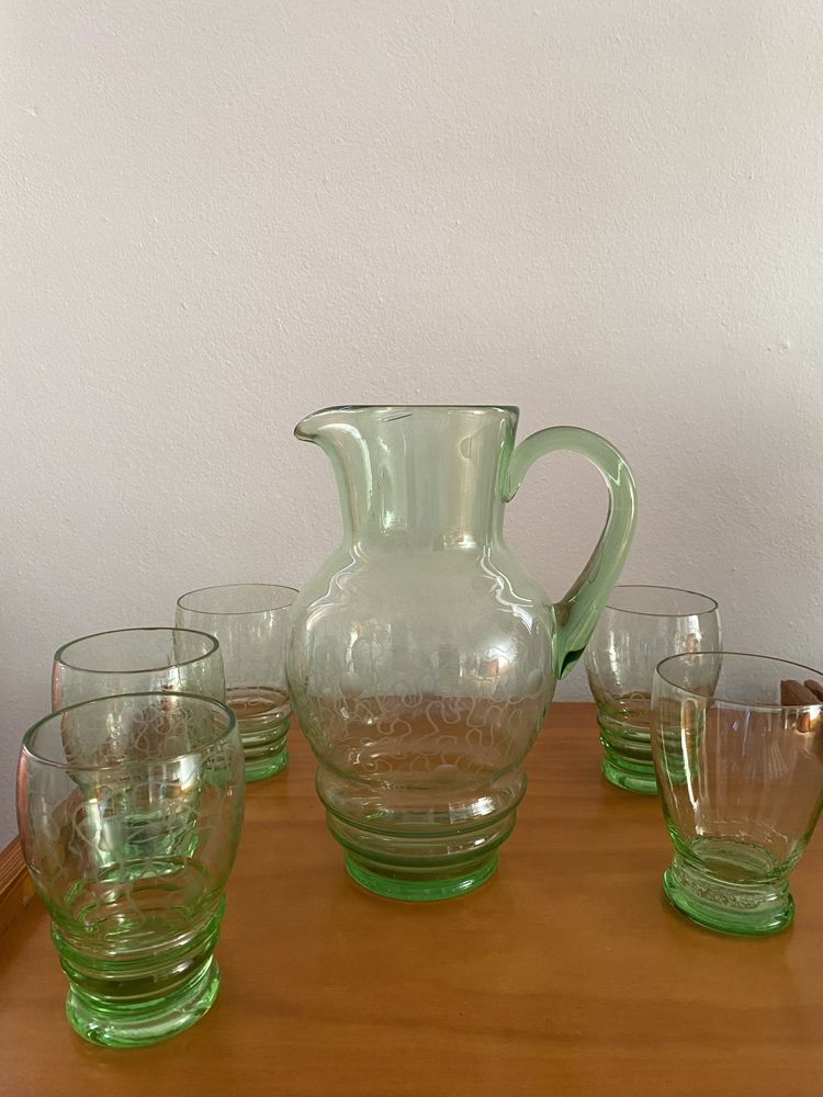 Conjunto de jarro e copos