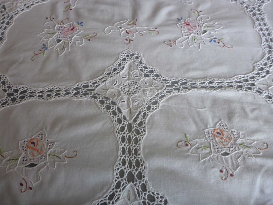 Toalha chá em linho misto, bordado floral manual  e renda 102cmx98cm