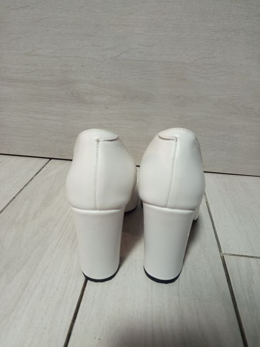 Жіночі шкіряні туфлі