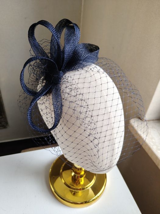 Granatowy fascynator z woalką na opasce. Wieczorowa ozdoba do włosów