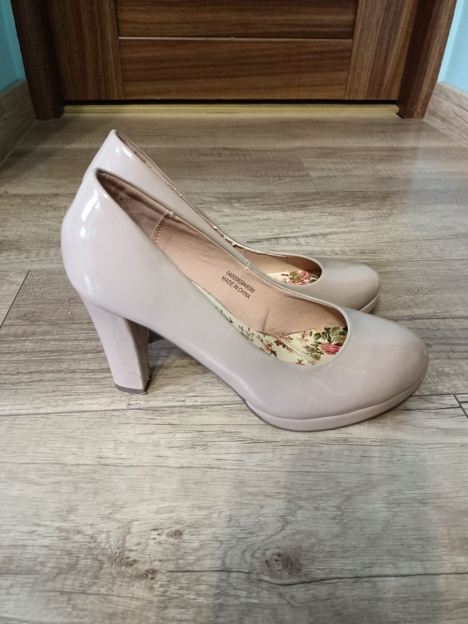 Beżowe buty na słupku