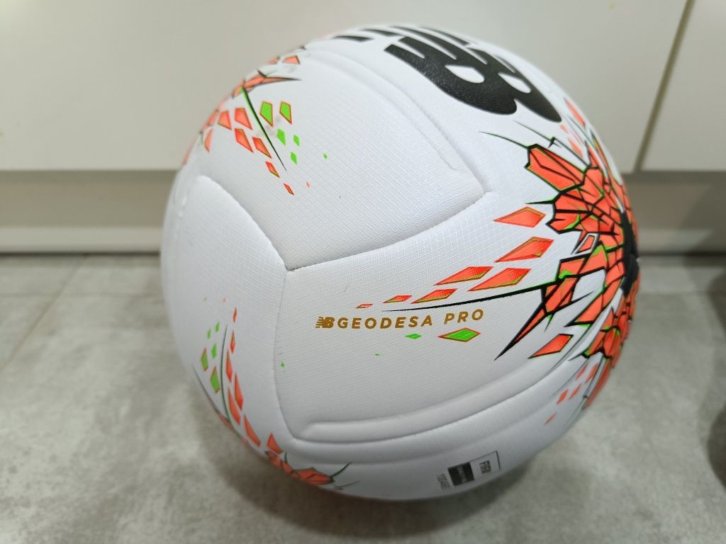 Piłka nożna New Balance Geodesa Pro Match Ball OMB